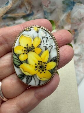 Vintage Primrose German Art Glass brooch